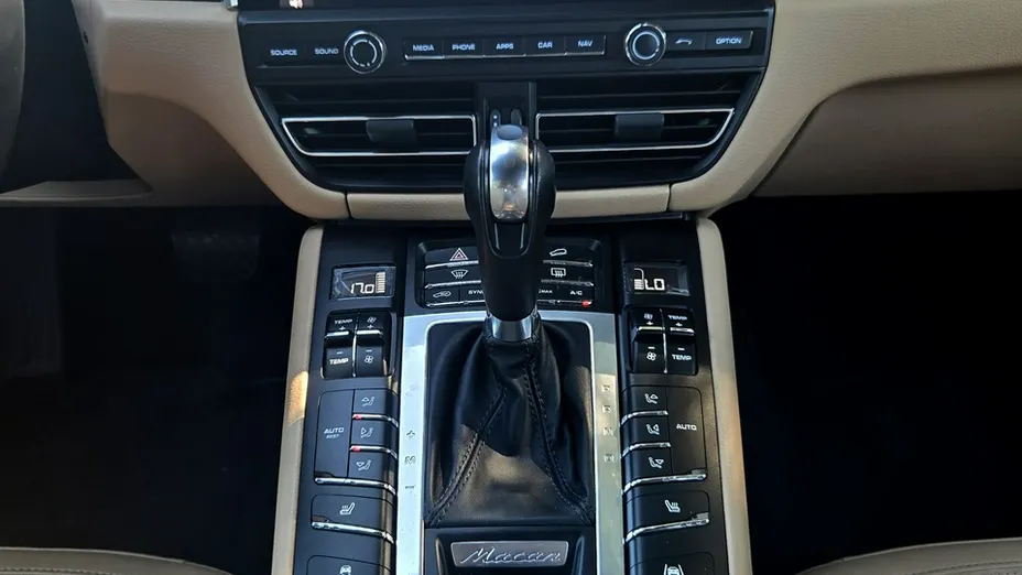 PORSCHE Macan -