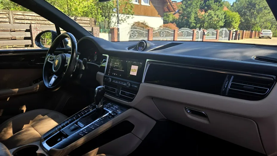 PORSCHE Macan -
