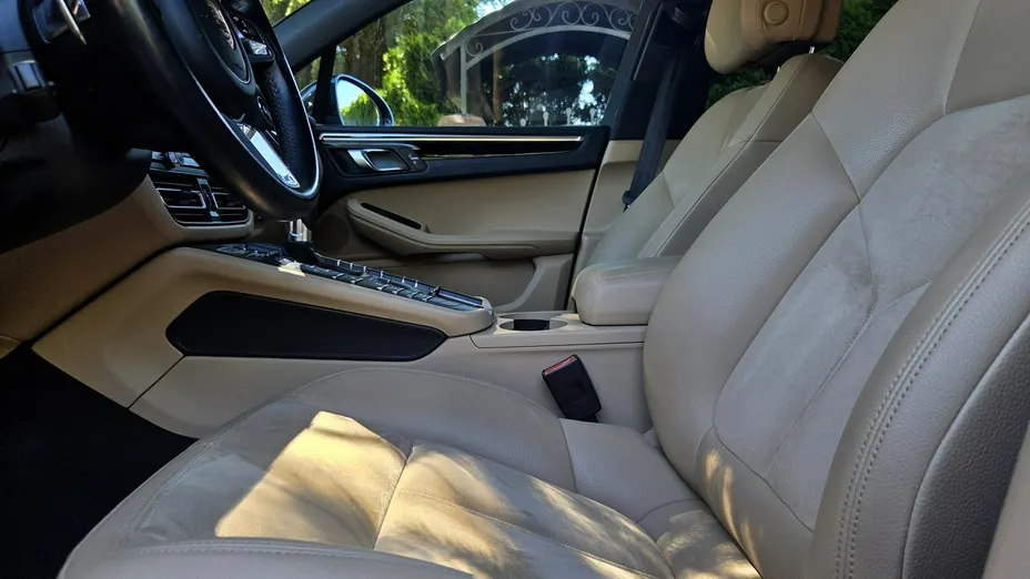 PORSCHE Macan -