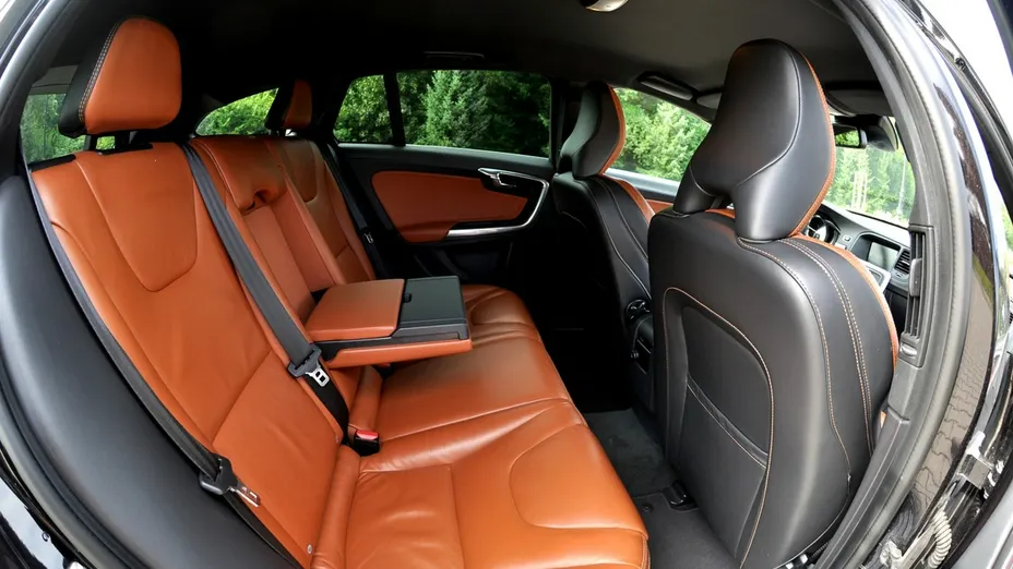 VOLVO V60 -