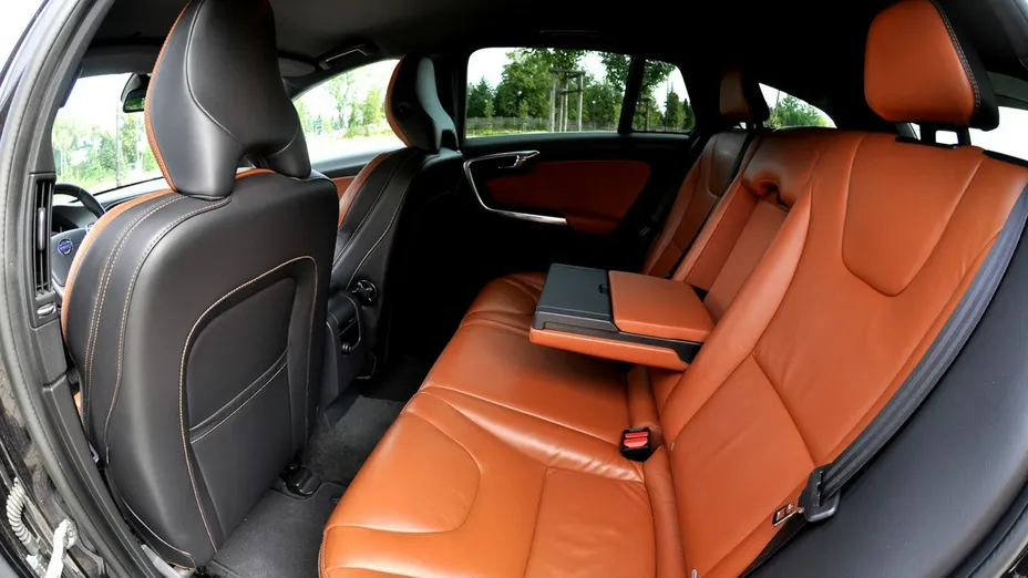 VOLVO V60 -