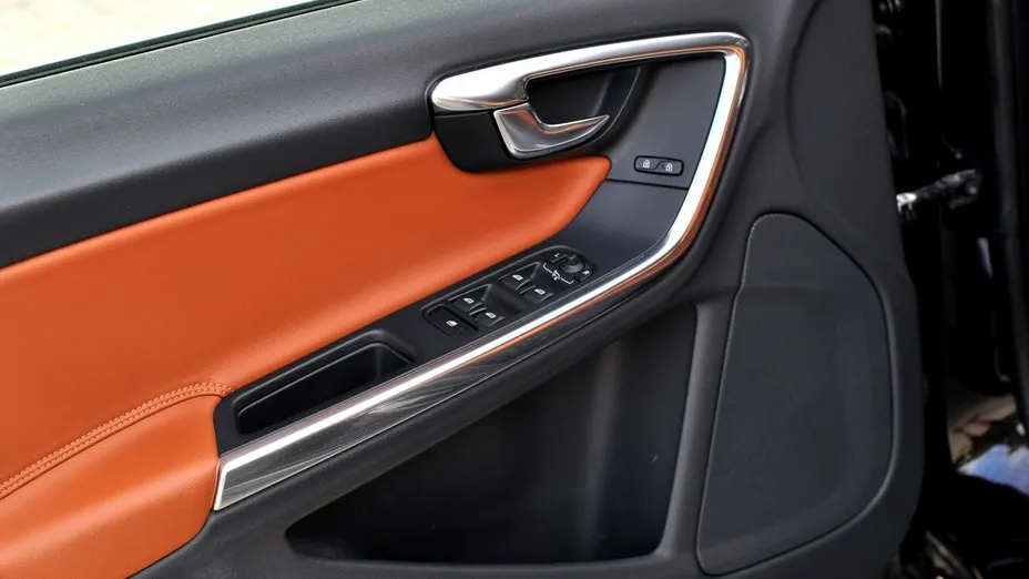 VOLVO V60 -