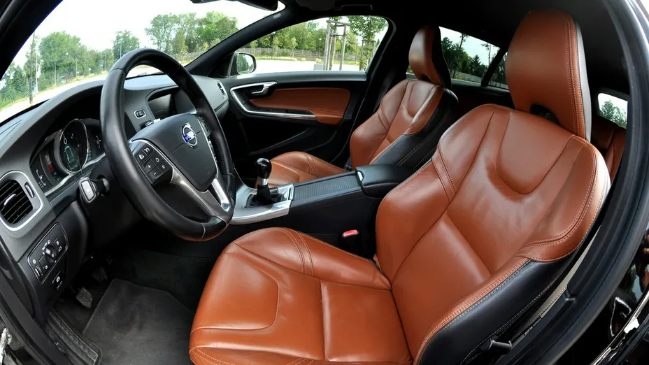 VOLVO V60 -