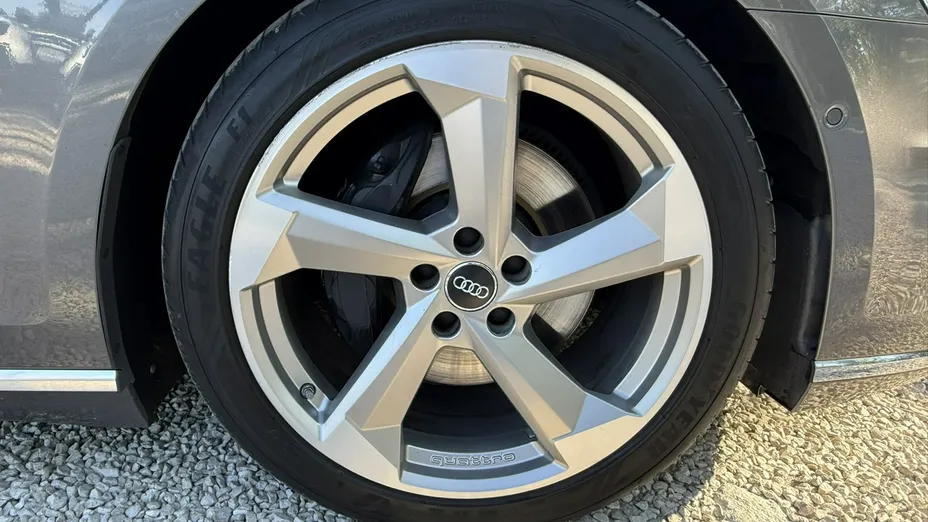 AUDI A8 -