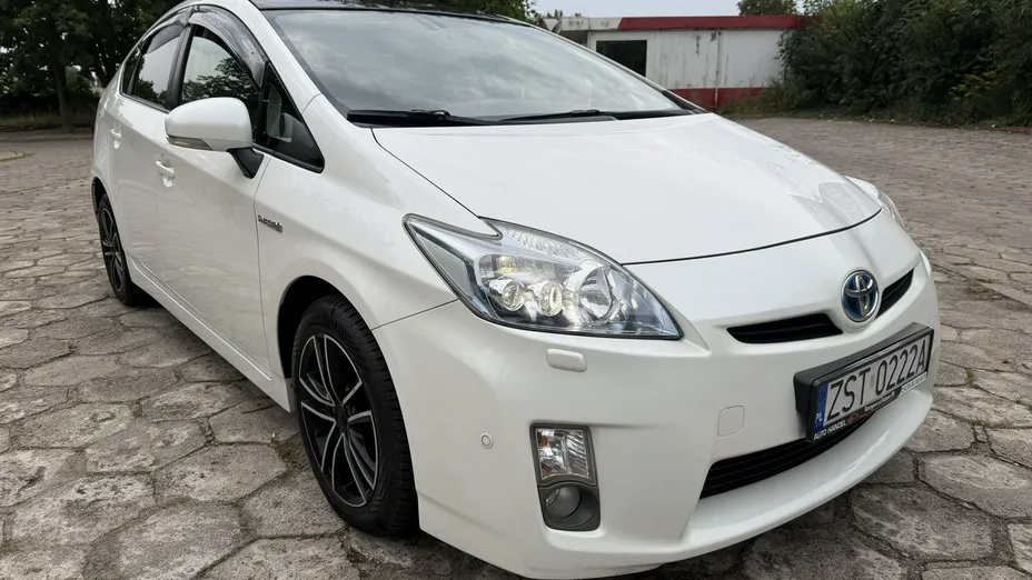TOYOTA Prius -