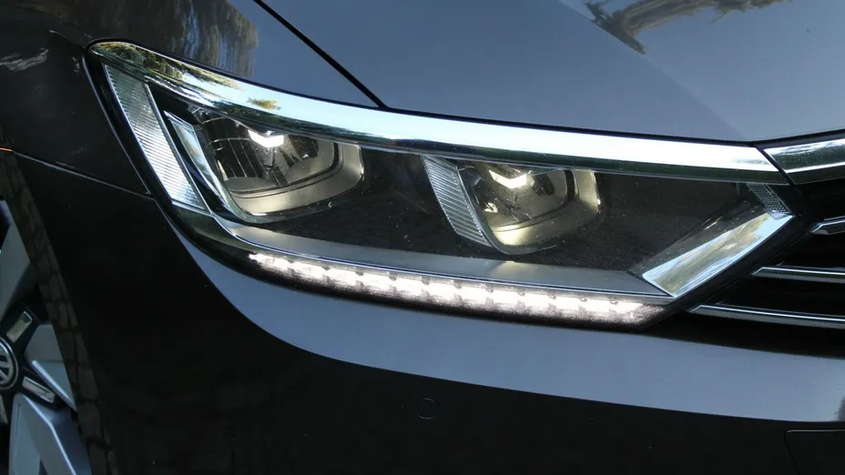 VOLKSWAGEN Passat -