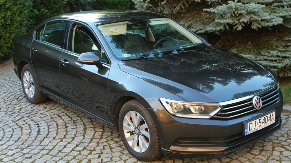 VOLKSWAGEN Passat -