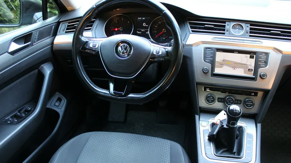 VOLKSWAGEN Passat -