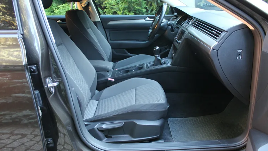 VOLKSWAGEN Passat -