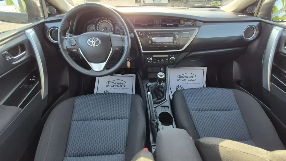 TOYOTA Auris -