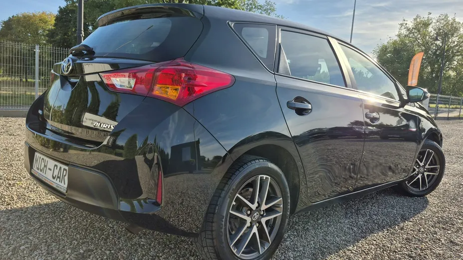 TOYOTA Auris -
