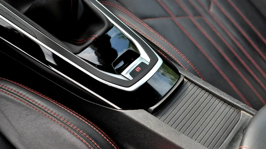 PEUGEOT 308 -