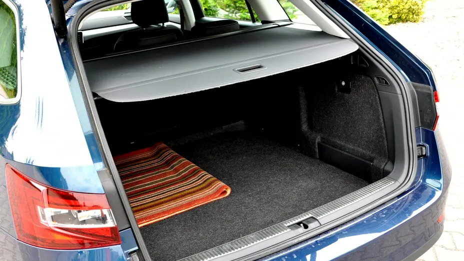 SKODA Superb -