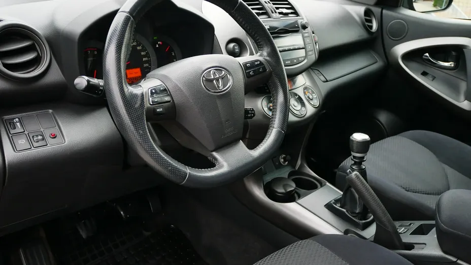 TOYOTA RAV4 -