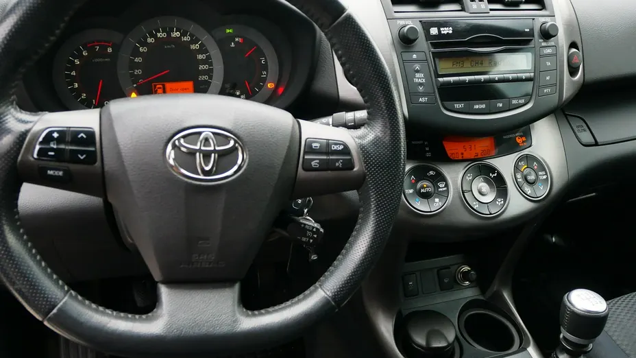TOYOTA RAV4 -