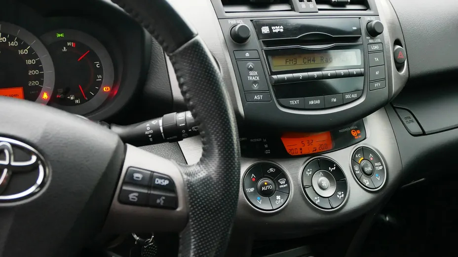 TOYOTA RAV4 -