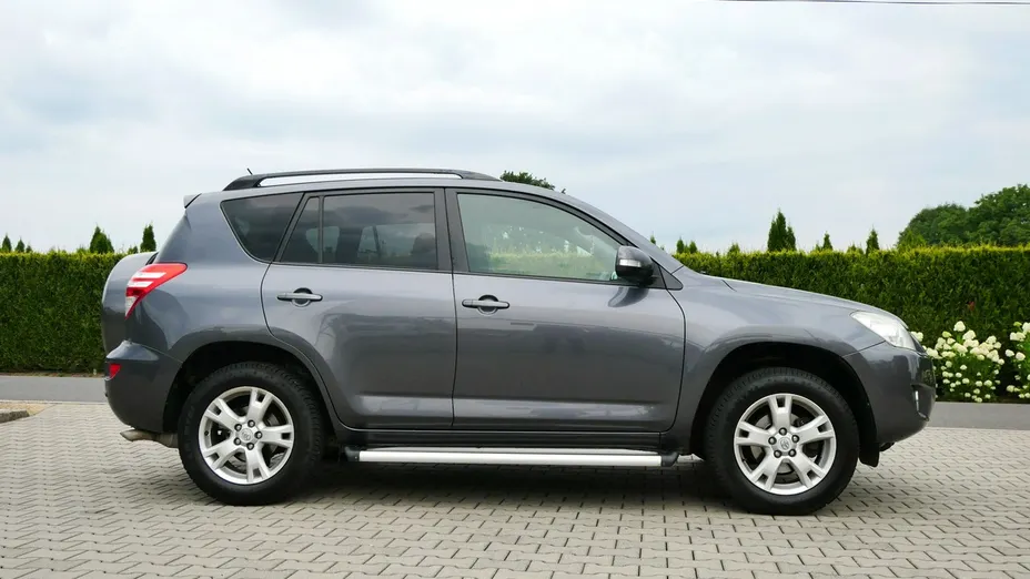 TOYOTA RAV4 -