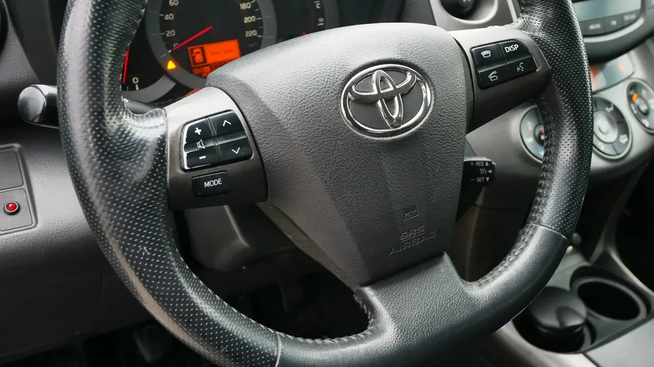 TOYOTA RAV4 -