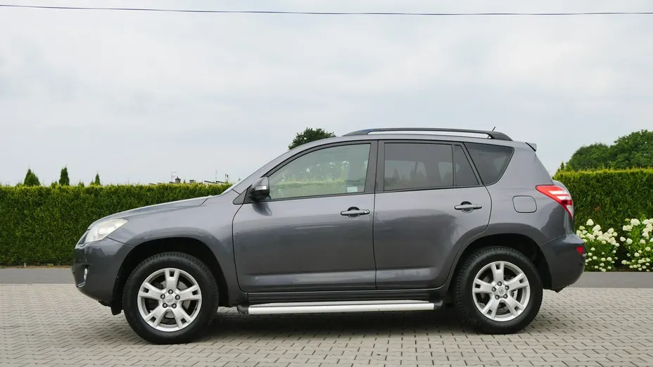 TOYOTA RAV4 -