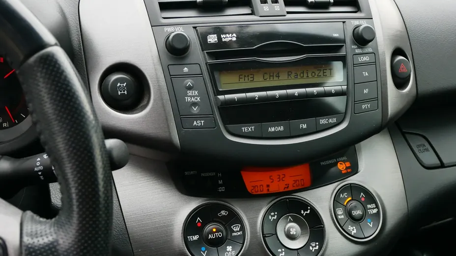 TOYOTA RAV4 -