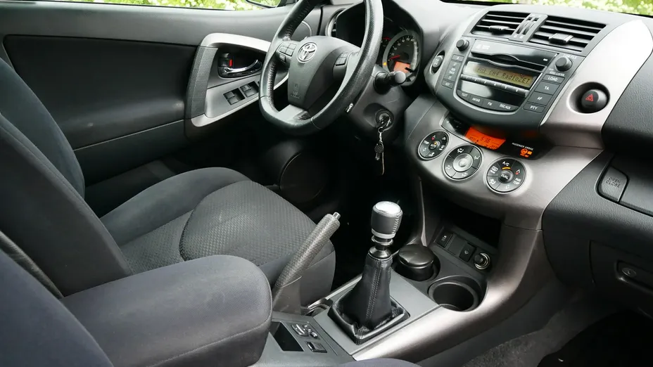 TOYOTA RAV4 -