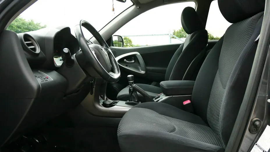 TOYOTA RAV4 -