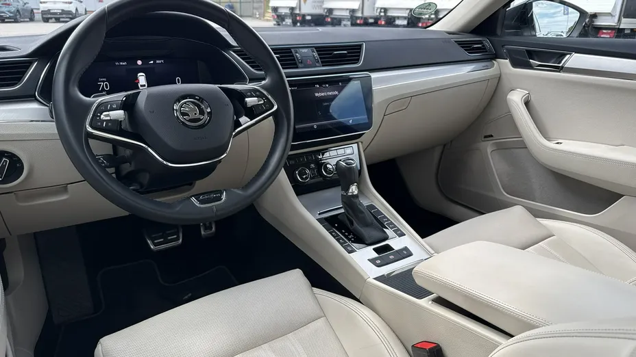 SKODA Superb -