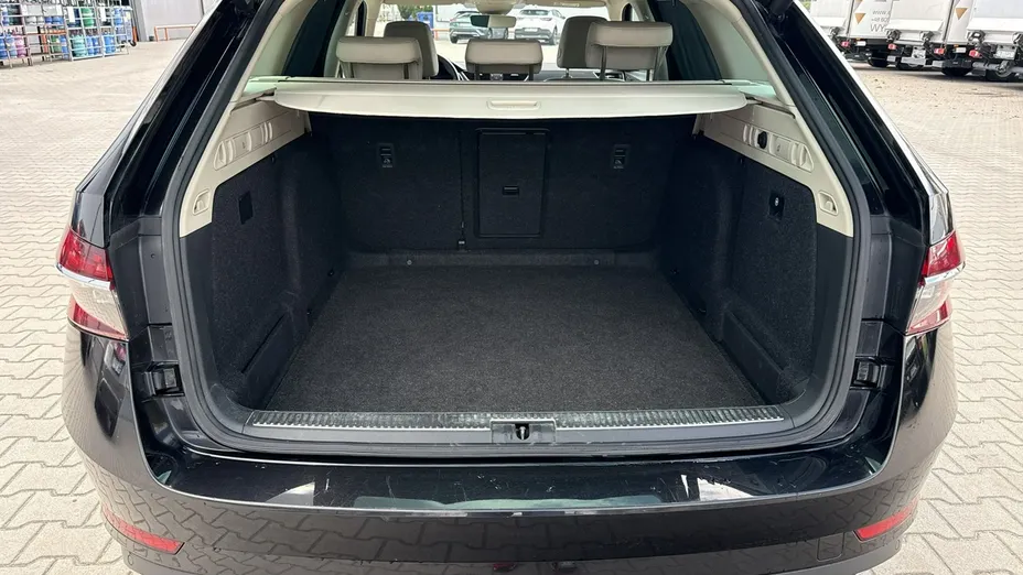 SKODA Superb -