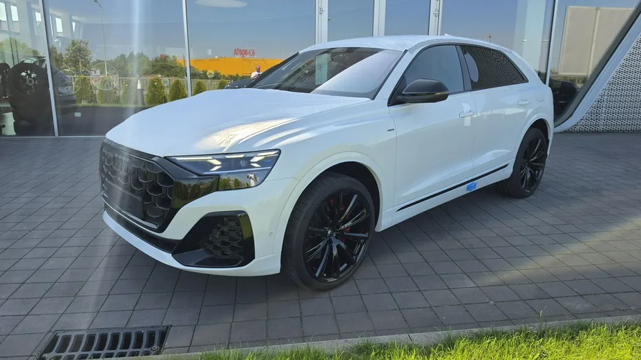 AUDI Q8 -