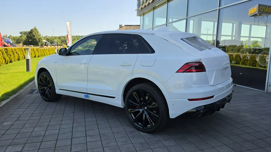 AUDI Q8 -