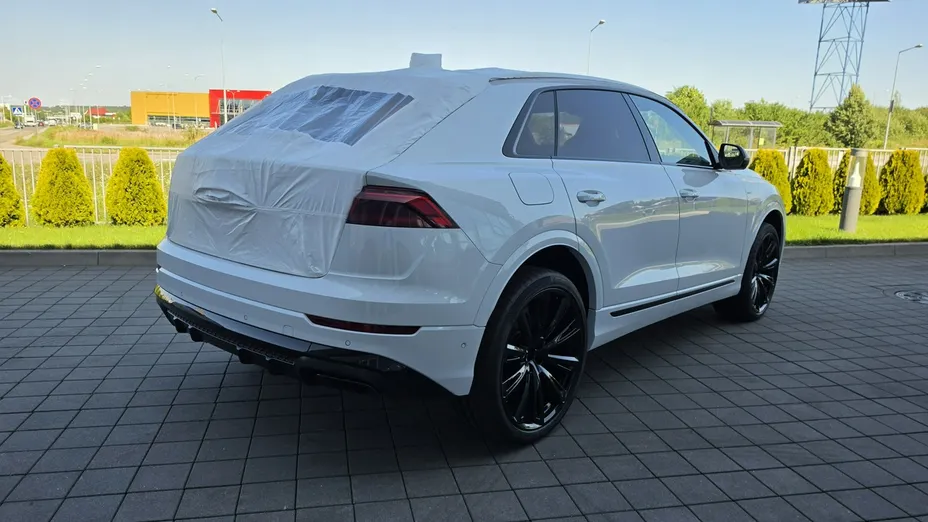 AUDI Q8 -