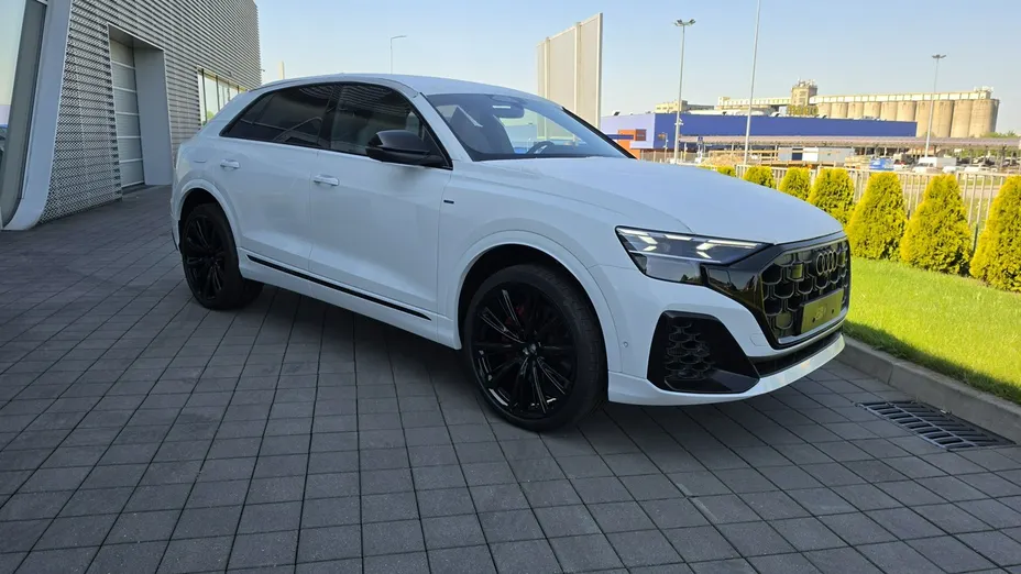 AUDI Q8 -