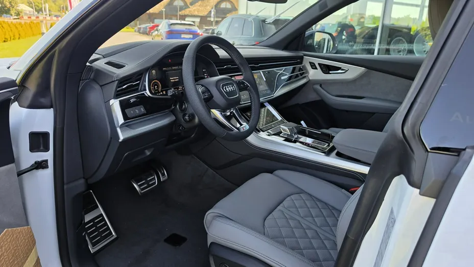 AUDI Q8 -