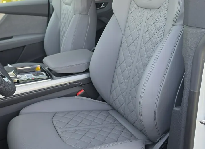 AUDI Q8 -