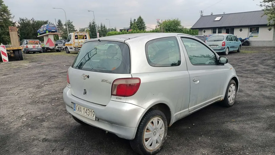 TOYOTA Yaris -