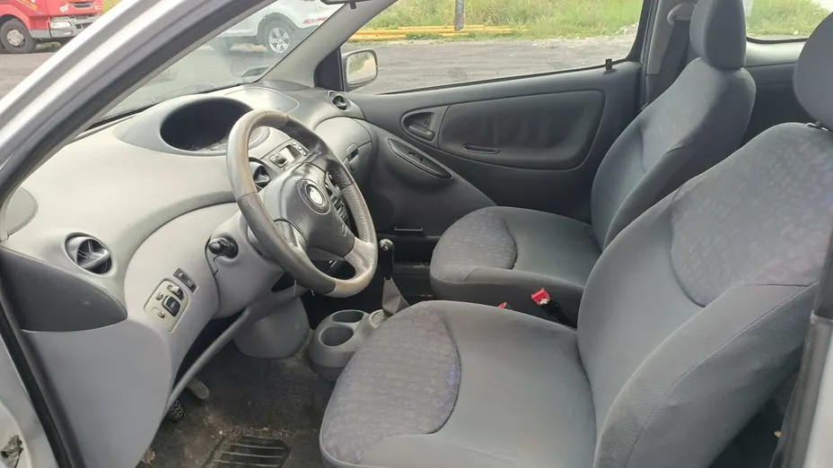 TOYOTA Yaris -