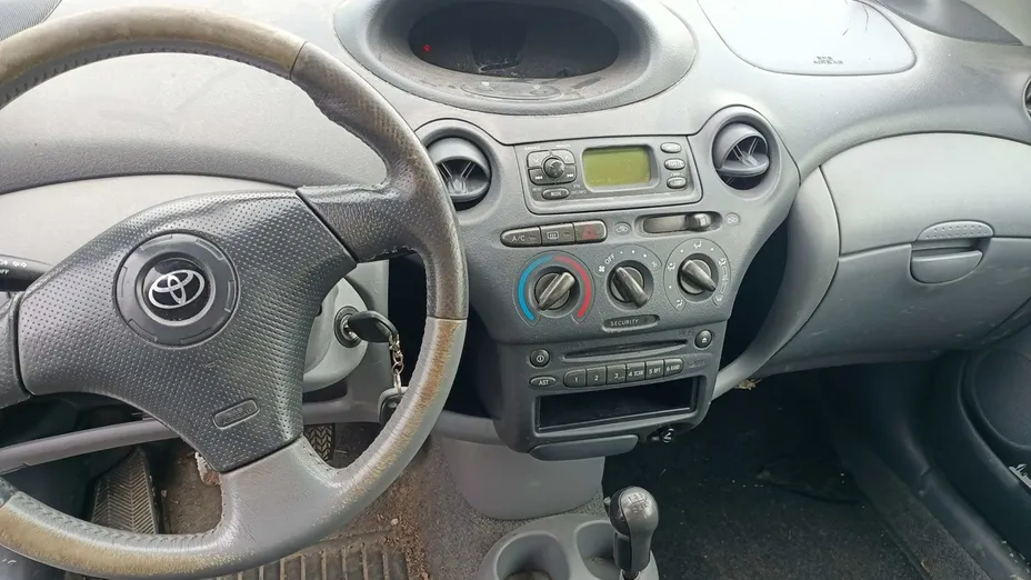 TOYOTA Yaris -