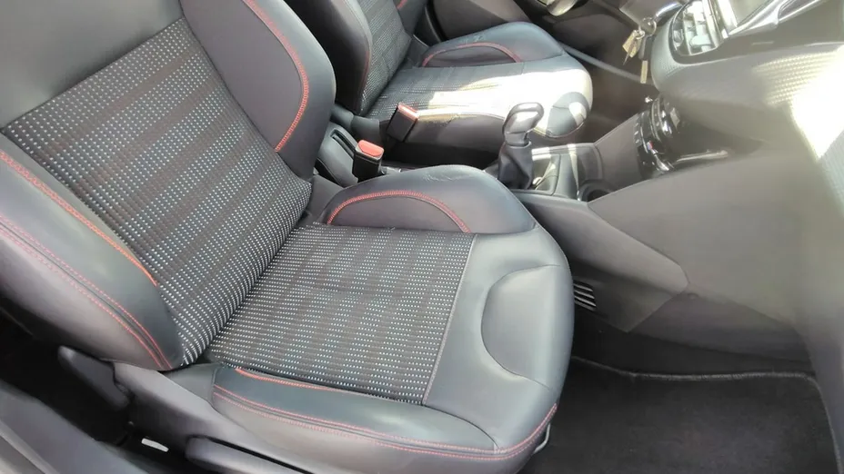 PEUGEOT 208 -