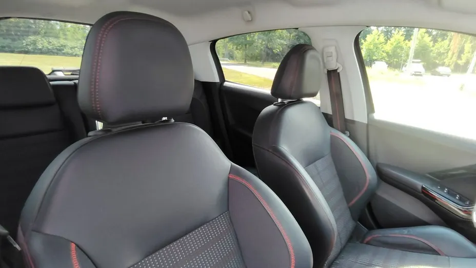 PEUGEOT 208 -