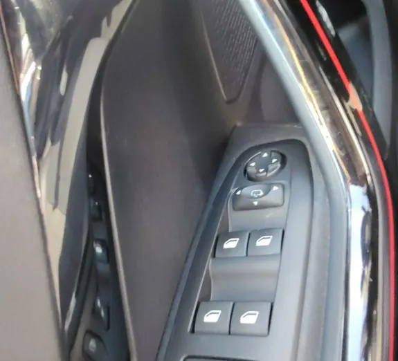 PEUGEOT 208 -