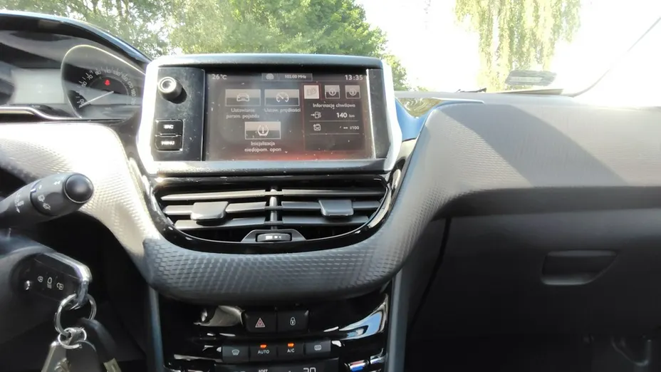 PEUGEOT 208 -