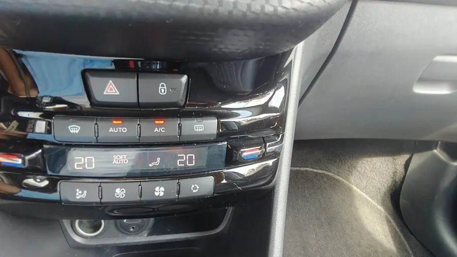 PEUGEOT 208 -