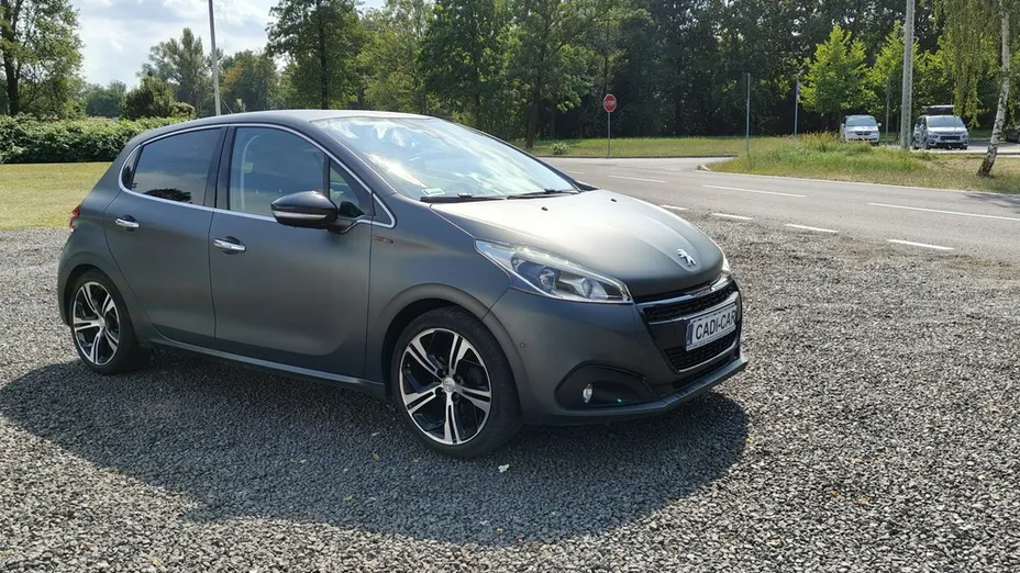 PEUGEOT 208 -