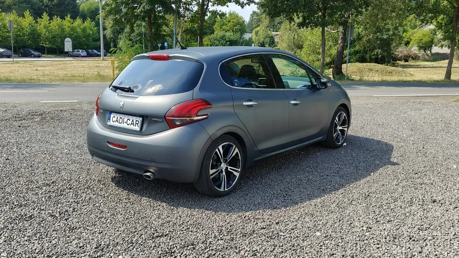 PEUGEOT 208 -