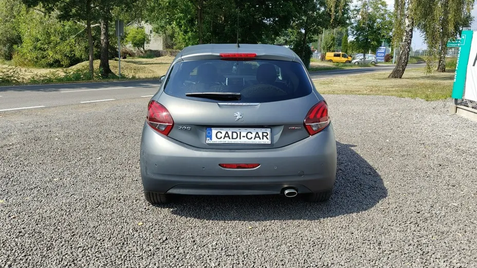 PEUGEOT 208 -