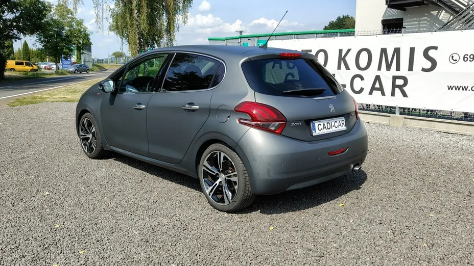 PEUGEOT 208 -