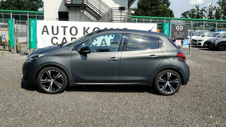 PEUGEOT 208 -