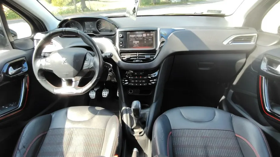 PEUGEOT 208 -