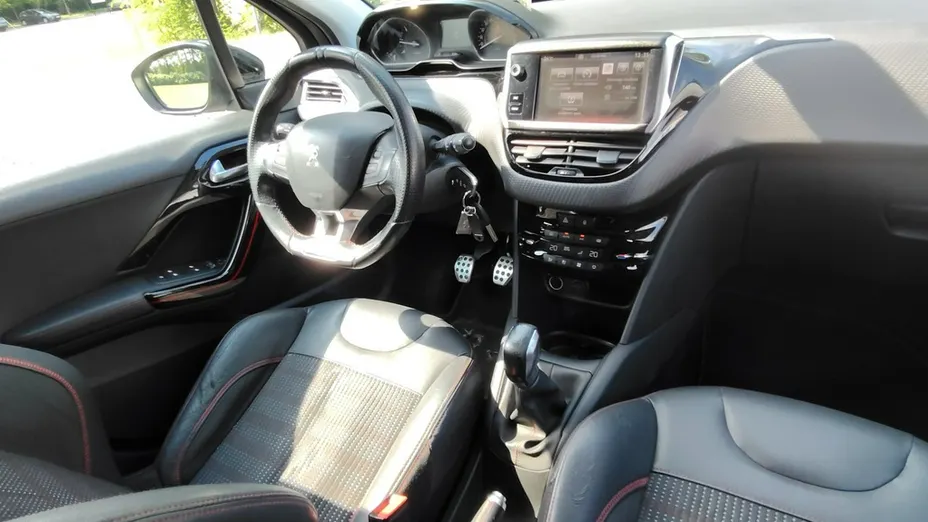 PEUGEOT 208 -