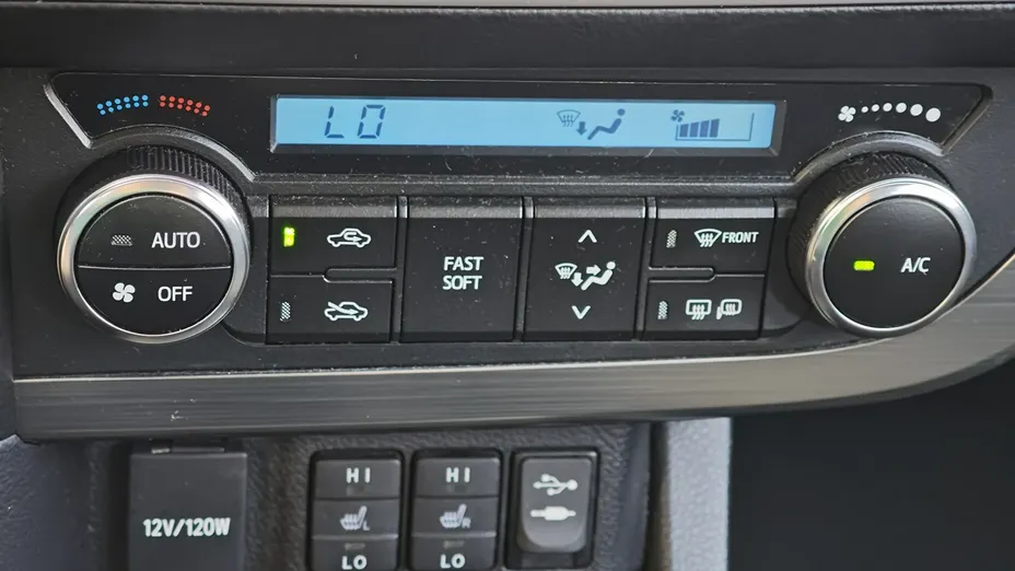 TOYOTA Auris -